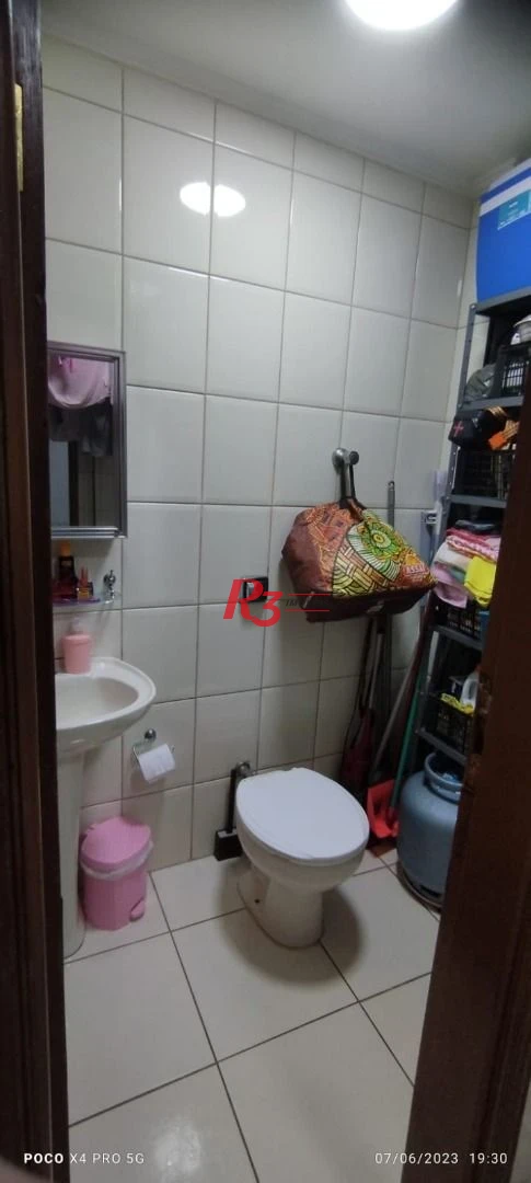 Apartamento 2 dormitórios, mais dependência completa a 2 guadras da praia.