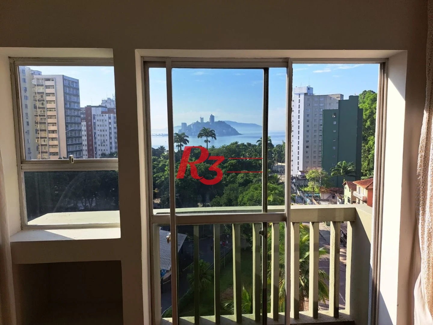 Excelente imóvel de frente para praça à 200 metros da praia