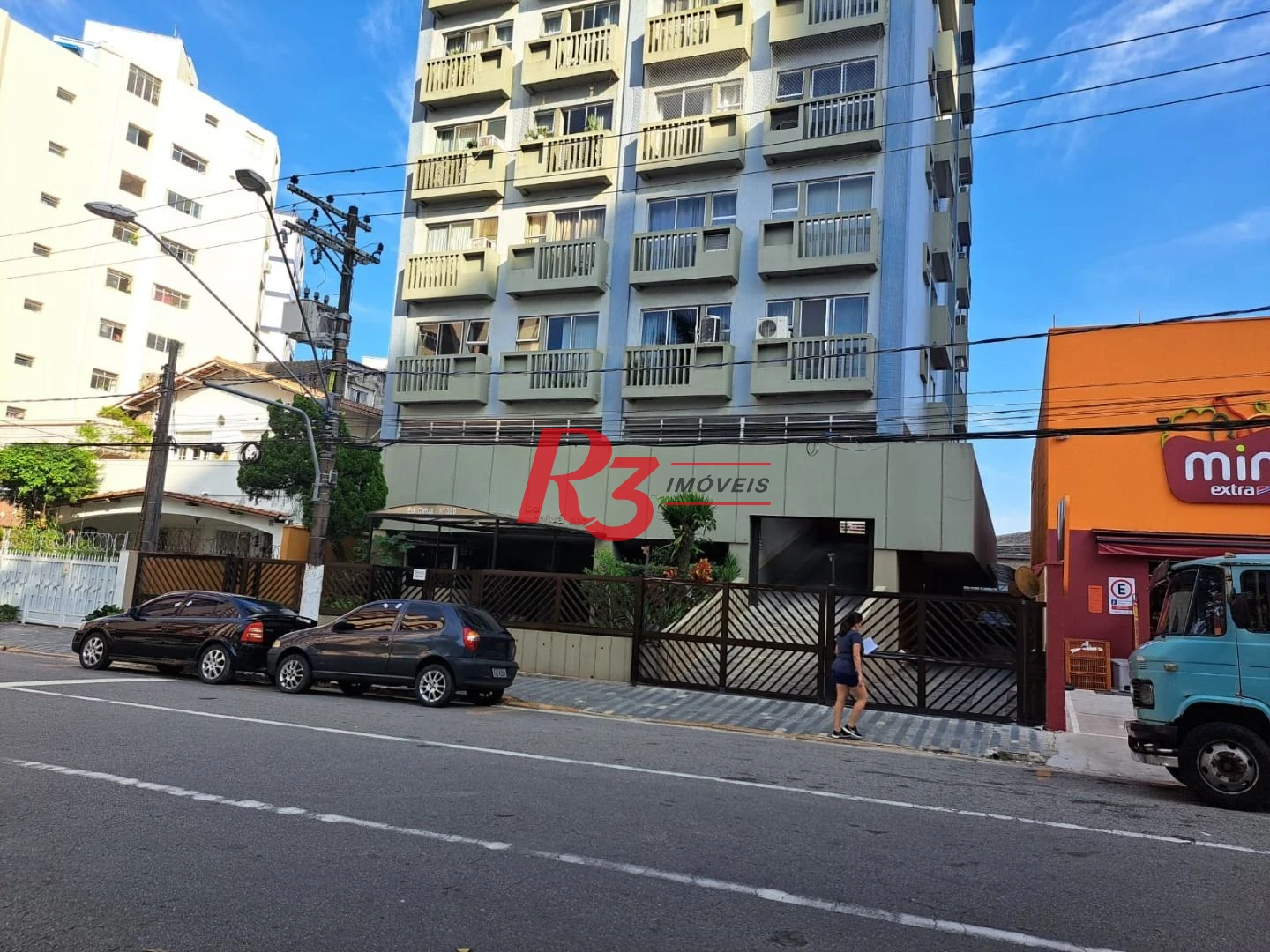 Excelente imóvel de frente para praça à 200 metros da praia