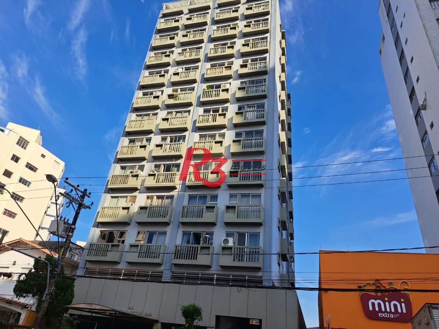 Excelente imóvel de frente para praça à 200 metros da praia