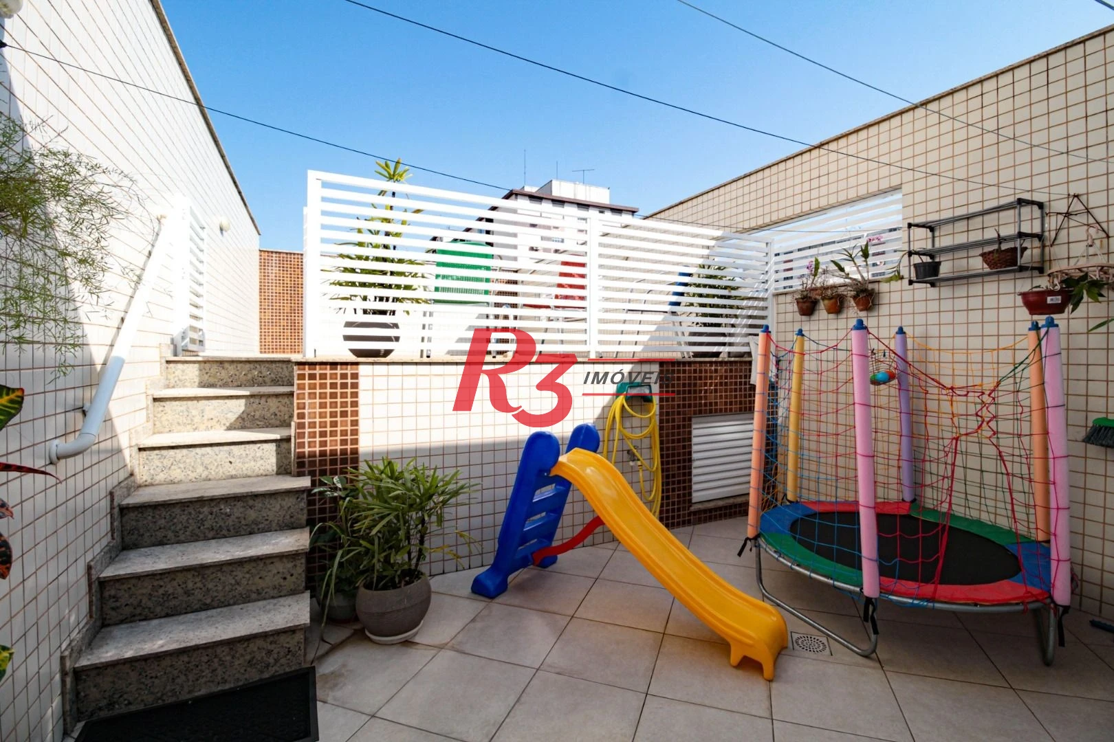 Sobrado com 4 dormitórios à venda, 227 m² por R$ 1.700.000,00 - Boqueirão - Santos/SP