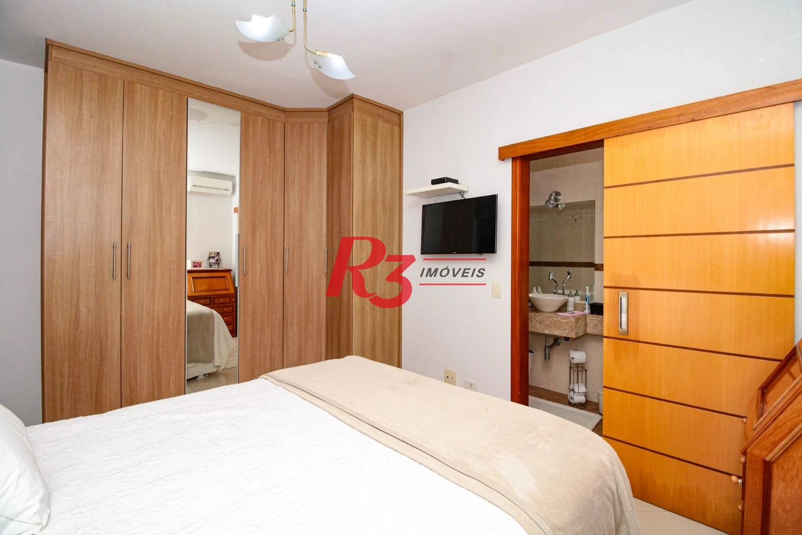 Sobrado com 4 dormitórios à venda, 227 m² por R$ 1.700.000,00 - Boqueirão - Santos/SP