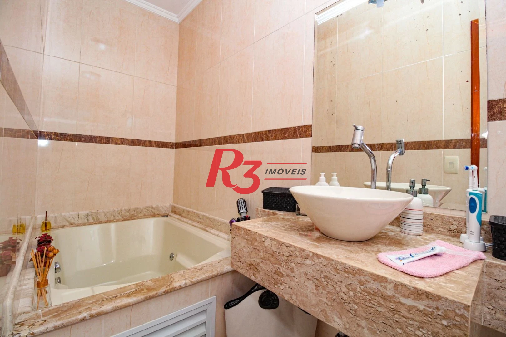 Sobrado com 4 dormitórios à venda, 227 m² por R$ 1.700.000,00 - Boqueirão - Santos/SP