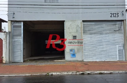 Galpão com 200m² de área, portão automático e excelente localização