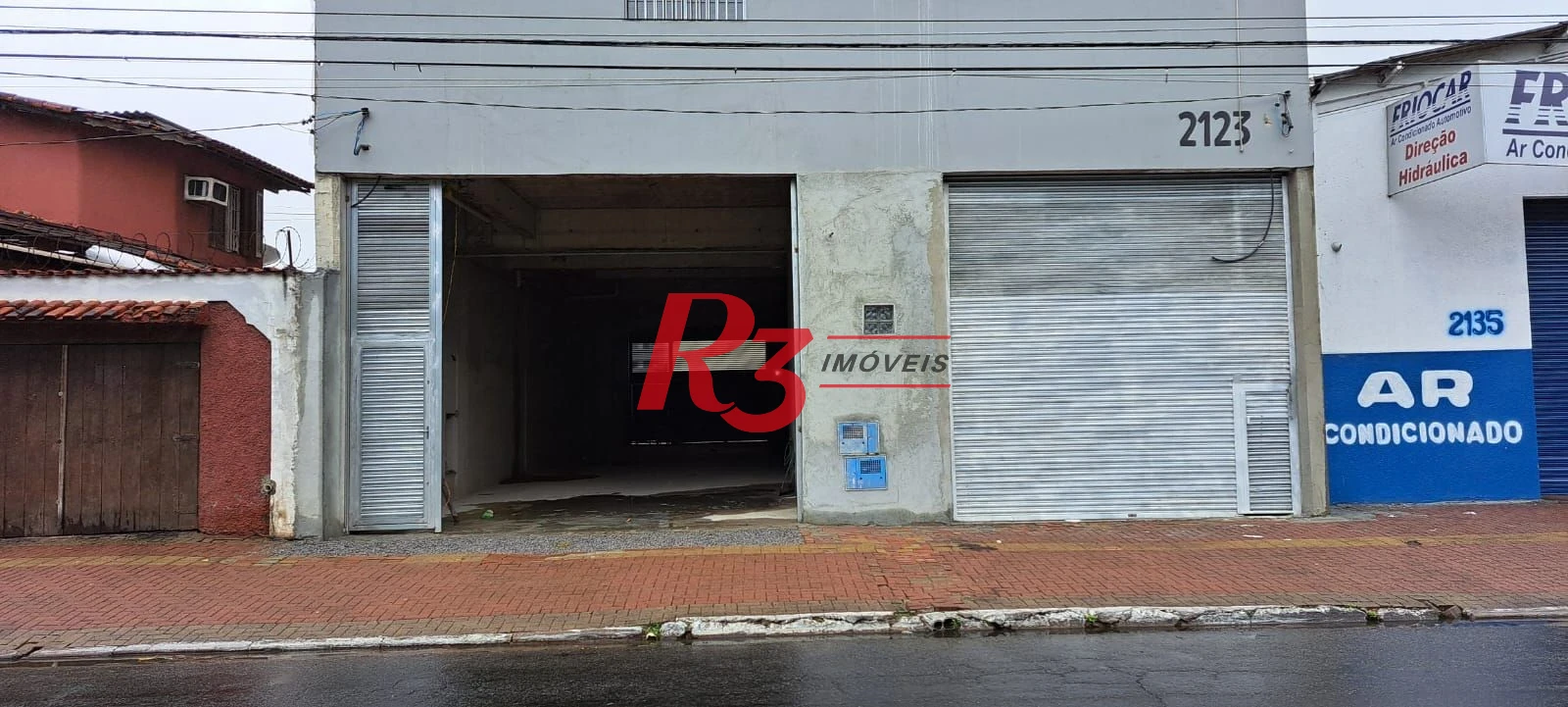 Galpão com 200m² de área, portão automático e excelente localização