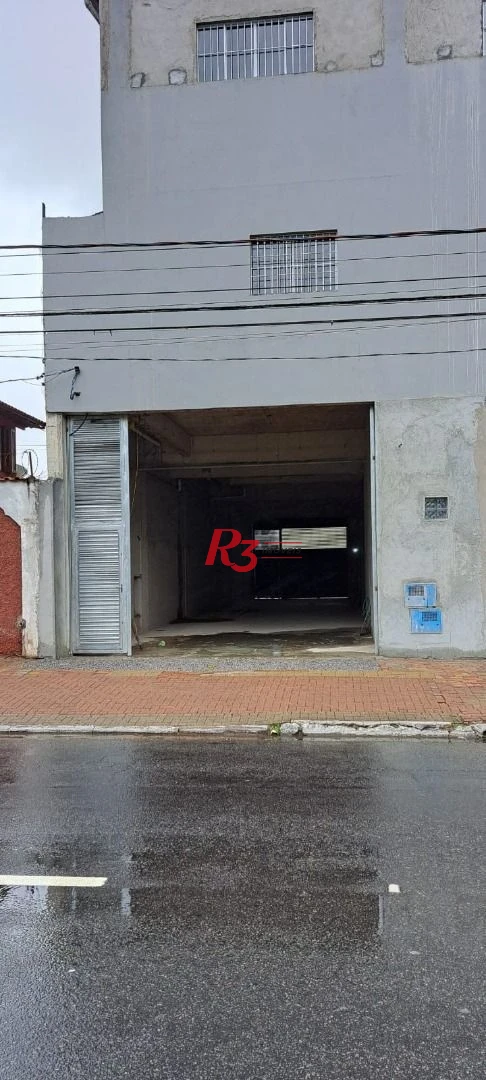 Galpão com 200m² de área, portão automático e excelente localização