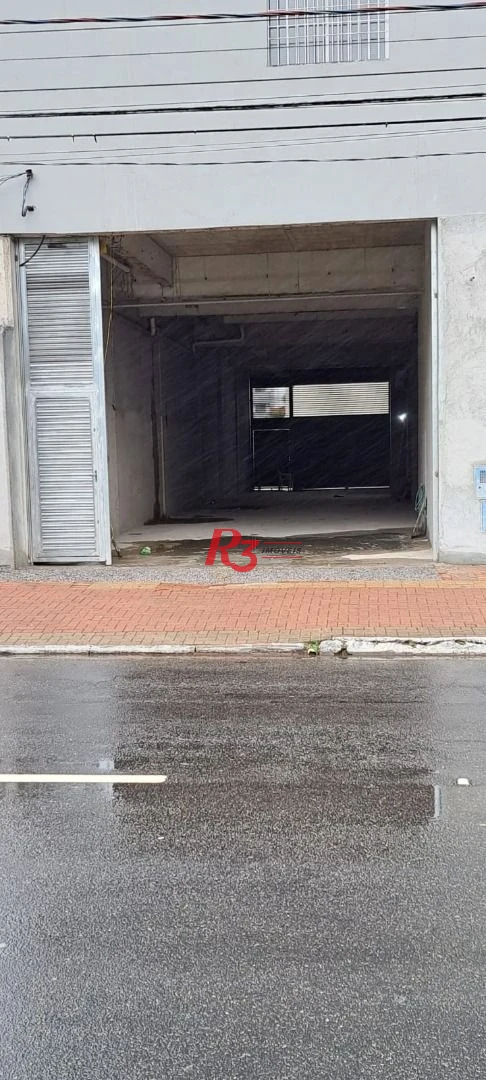 Galpão com 200m² de área, portão automático e excelente localização