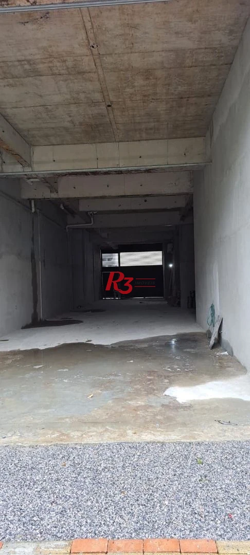 Galpão com 200m² de área, portão automático e excelente localização