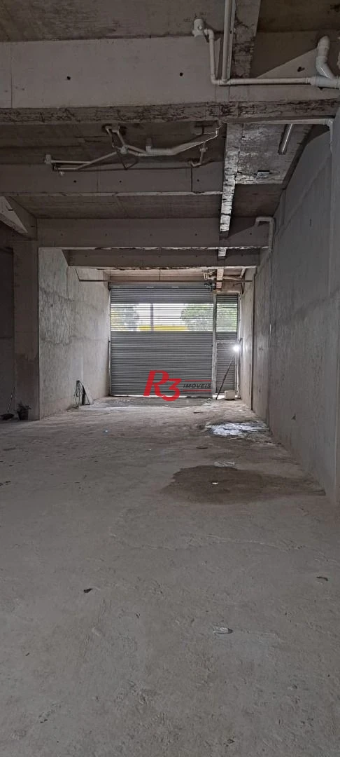 Galpão com 200m² de área, portão automático e excelente localização