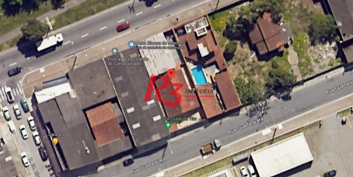 Galpão com 200m² de área, portão automático e excelente localização