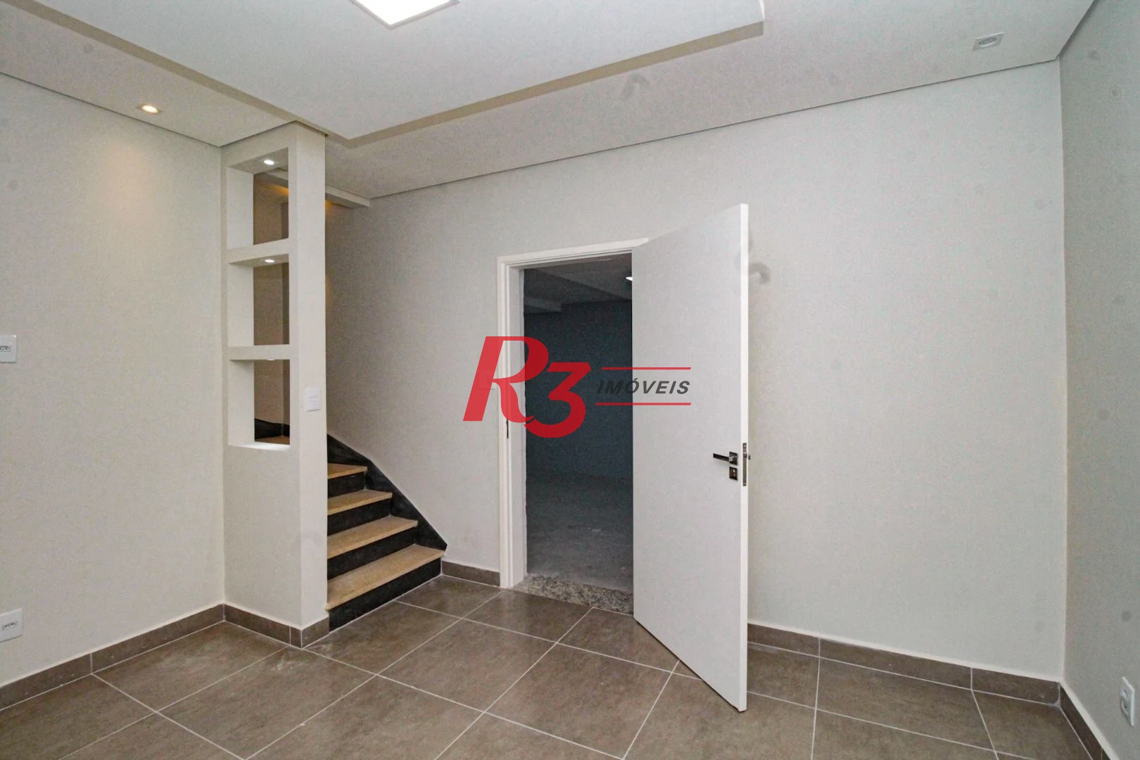 Oportunidade à venda no melhor local do Marapé, 4 quadras da praia, sobrado 100% reformado, com 2 suítes + espaço pra lazer com churrasqueira!