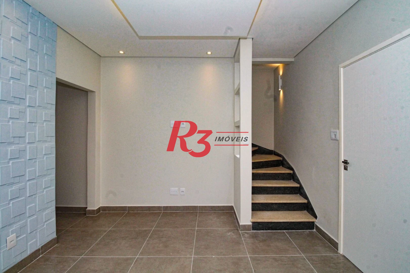 Oportunidade à venda no melhor local do Marapé, 4 quadras da praia, sobrado 100% reformado, com 2 suítes + espaço pra lazer com churrasqueira!