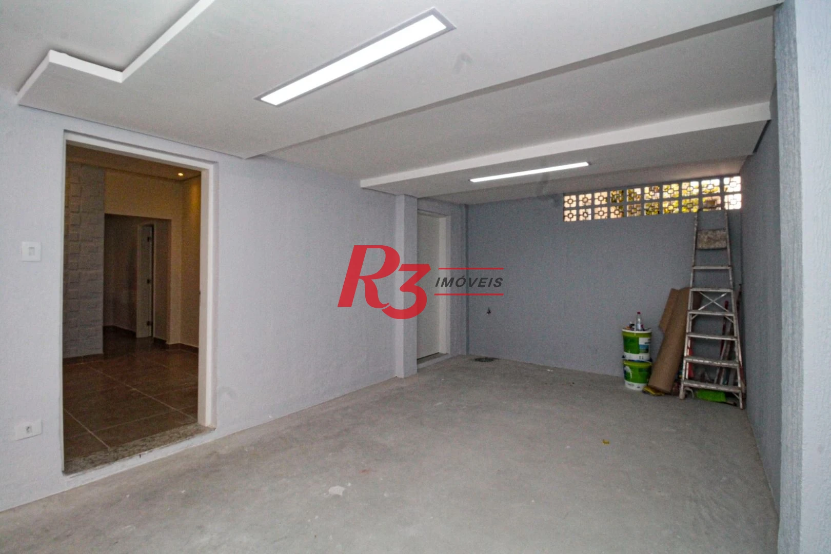 Oportunidade à venda no melhor local do Marapé, 4 quadras da praia, sobrado 100% reformado, com 2 suítes + espaço pra lazer com churrasqueira!