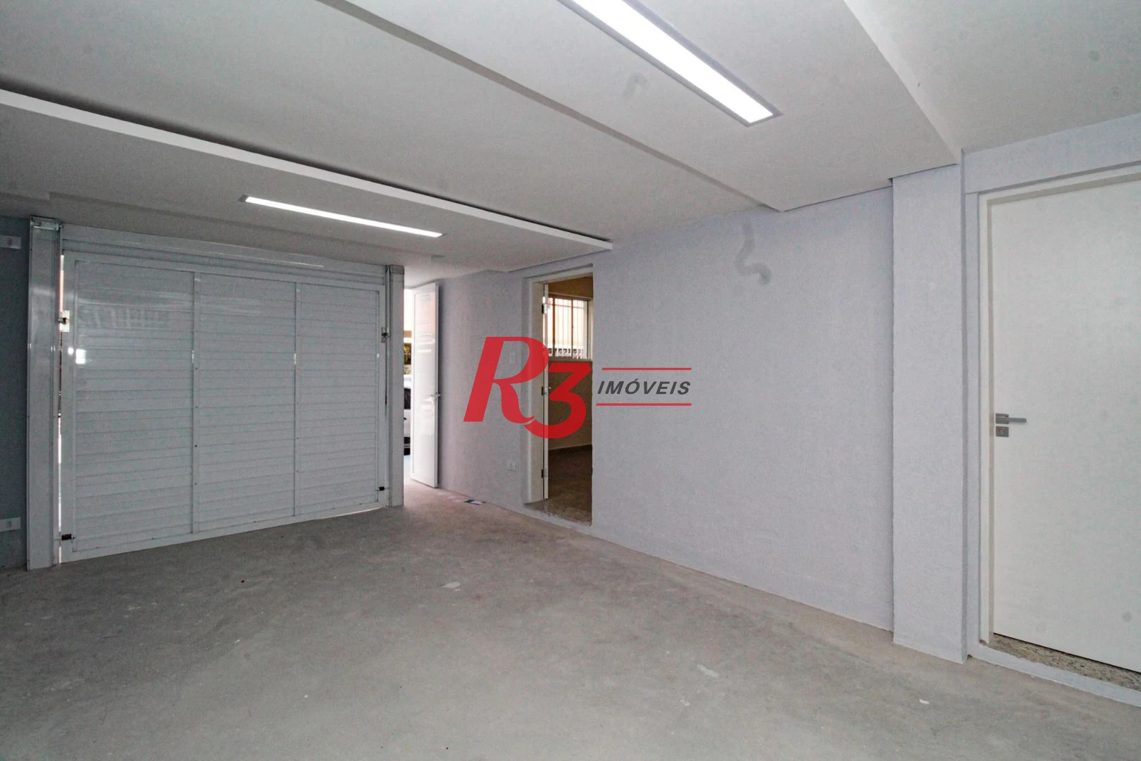 Oportunidade à venda no melhor local do Marapé, 4 quadras da praia, sobrado 100% reformado, com 2 suítes + espaço pra lazer com churrasqueira!