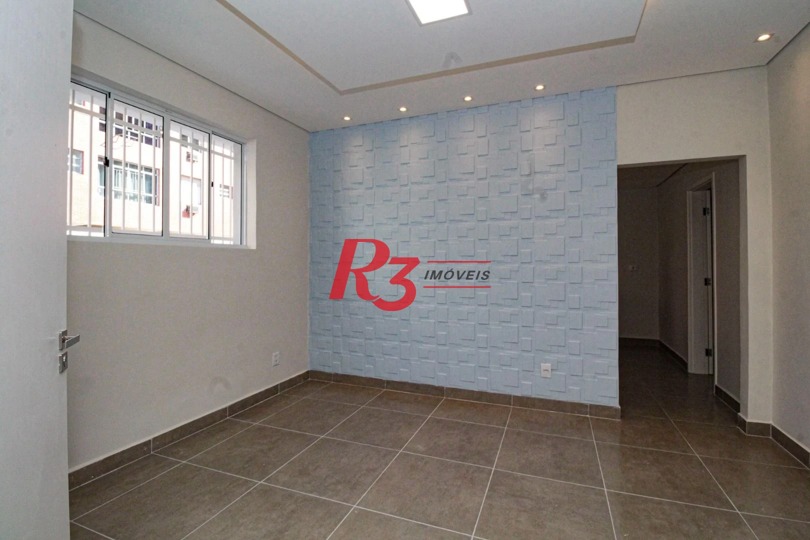 Oportunidade à venda no melhor local do Marapé, 4 quadras da praia, sobrado 100% reformado, com 2 suítes + espaço pra lazer com churrasqueira!