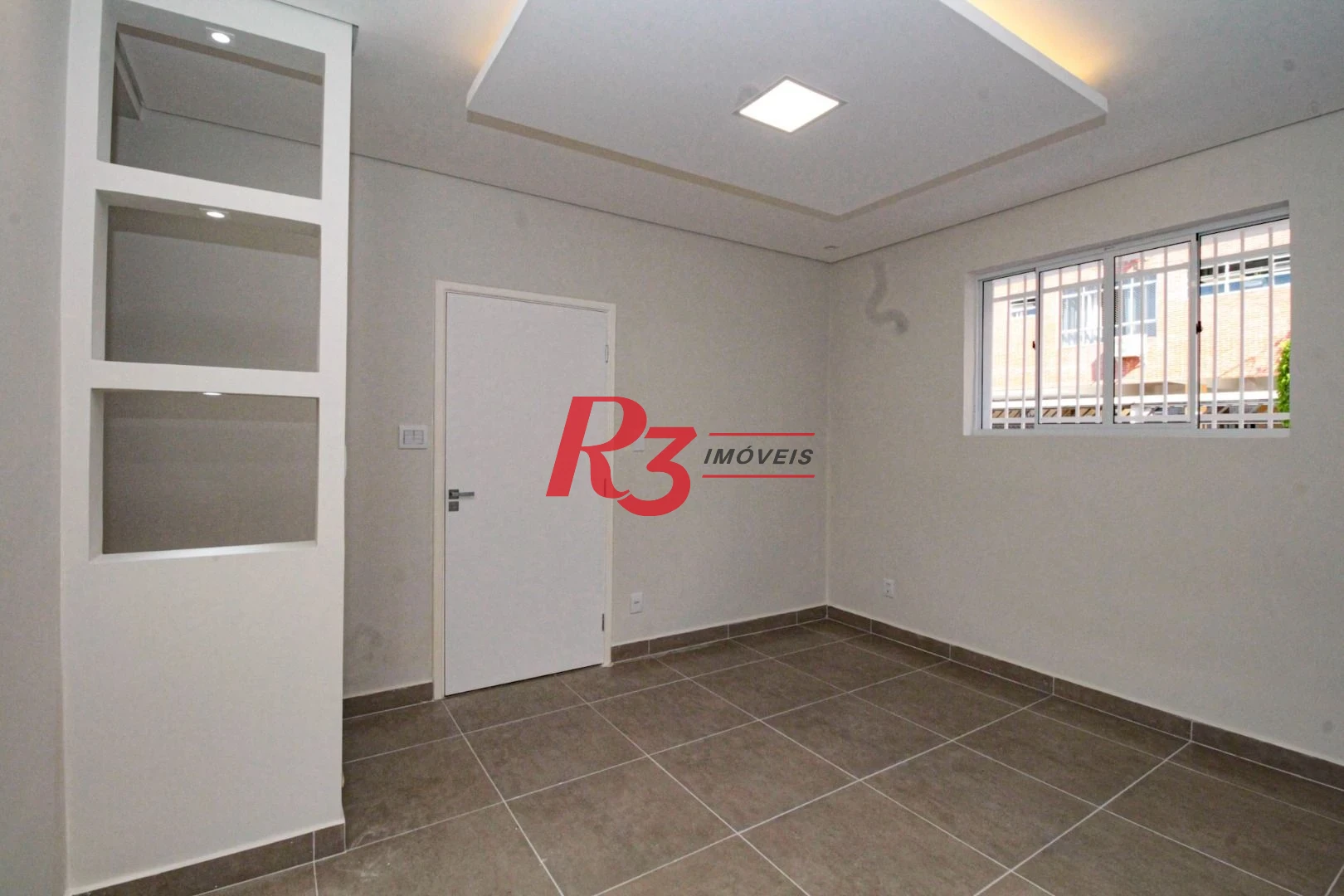 Oportunidade à venda no melhor local do Marapé, 4 quadras da praia, sobrado 100% reformado, com 2 suítes + espaço pra lazer com churrasqueira!