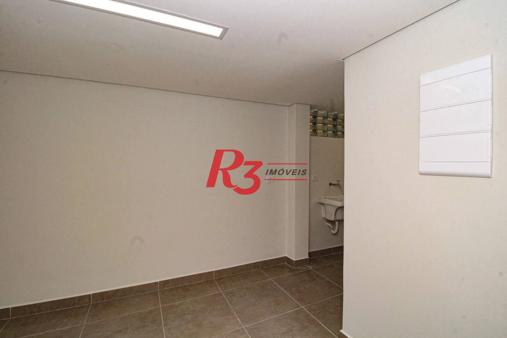 Oportunidade à venda no melhor local do Marapé, 4 quadras da praia, sobrado 100% reformado, com 2 suítes + espaço pra lazer com churrasqueira!