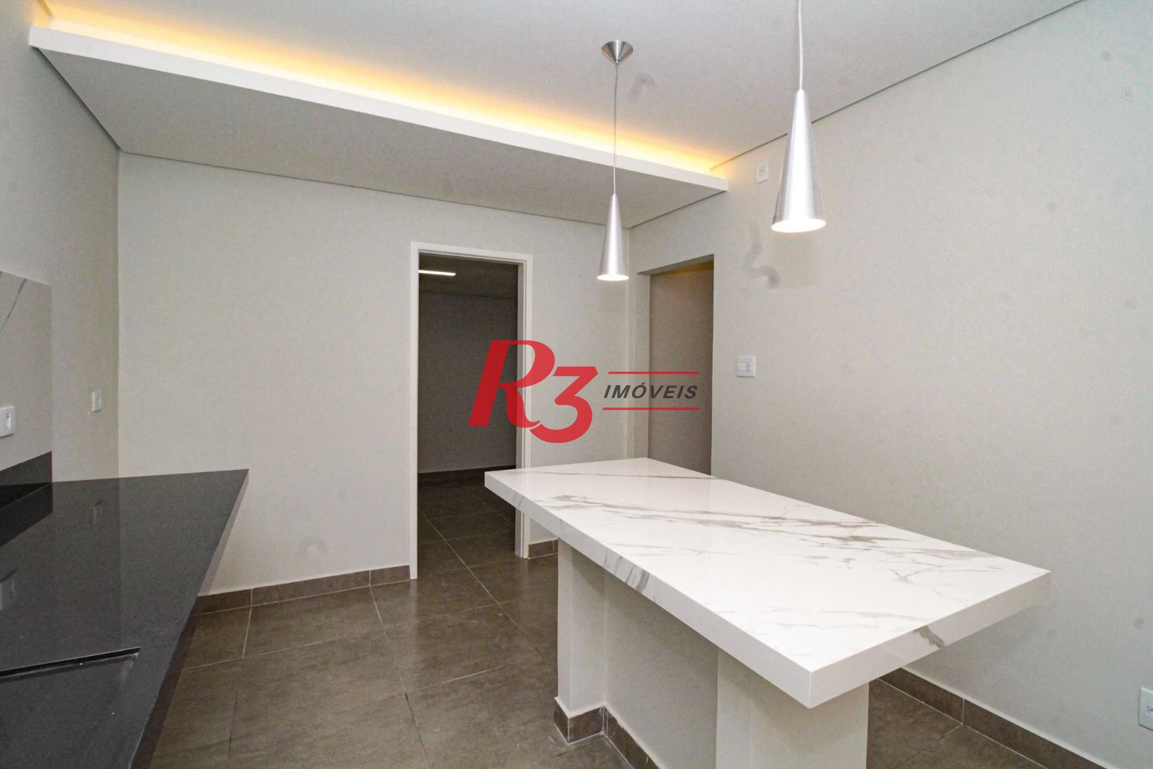 Oportunidade à venda no melhor local do Marapé, 4 quadras da praia, sobrado 100% reformado, com 2 suítes + espaço pra lazer com churrasqueira!