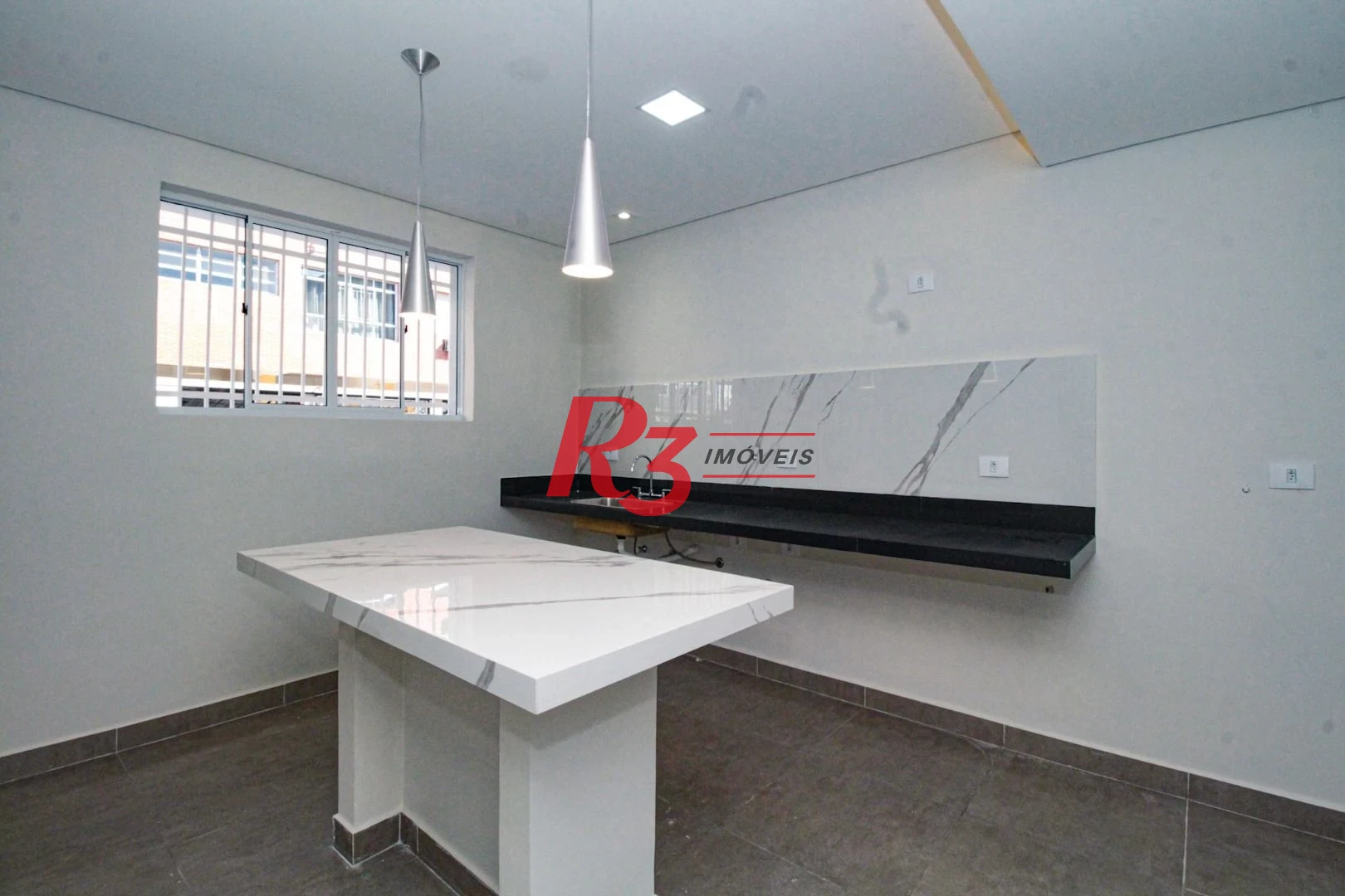 Oportunidade à venda no melhor local do Marapé, 4 quadras da praia, sobrado 100% reformado, com 2 suítes + espaço pra lazer com churrasqueira!