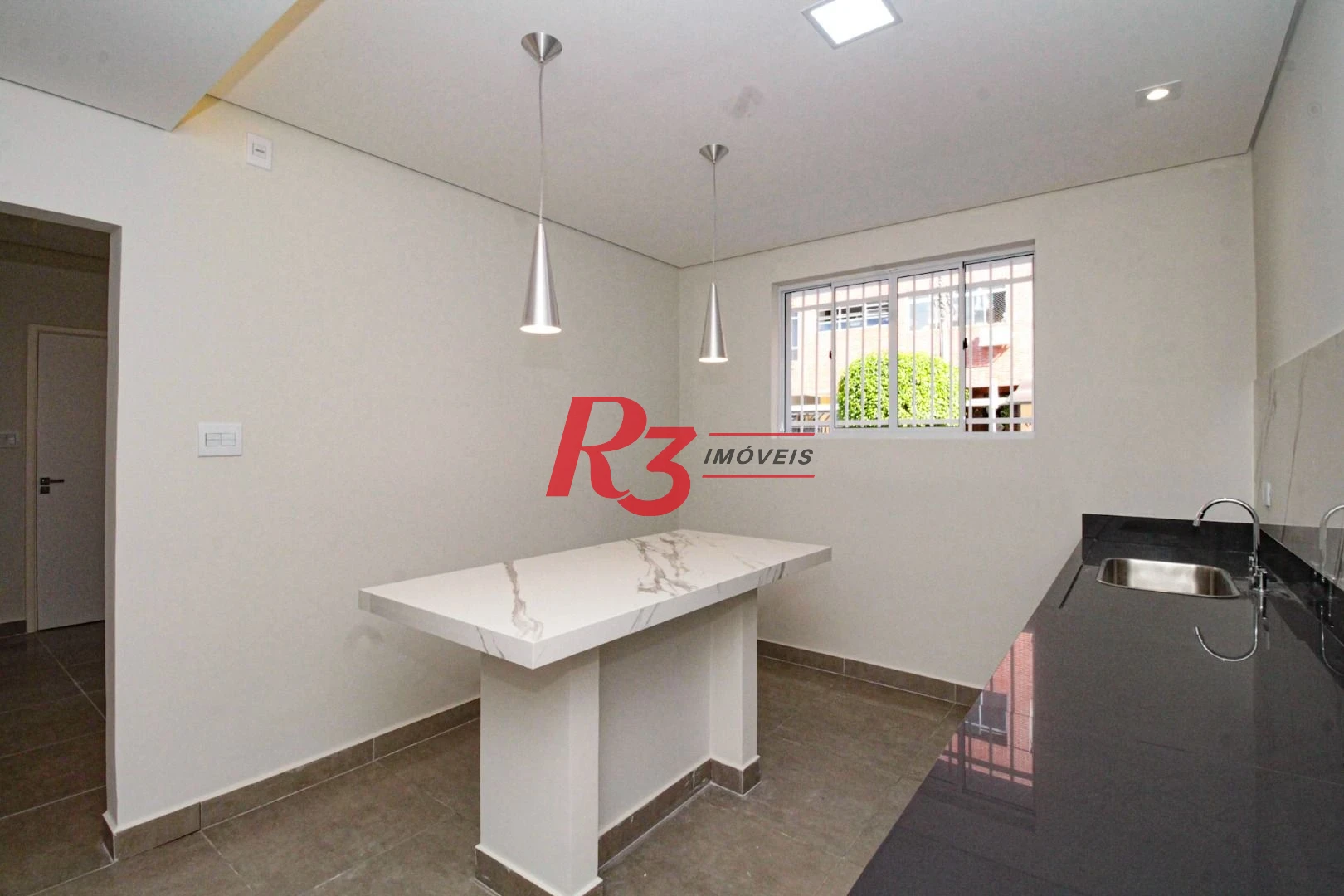 Oportunidade à venda no melhor local do Marapé, 4 quadras da praia, sobrado 100% reformado, com 2 suítes + espaço pra lazer com churrasqueira!