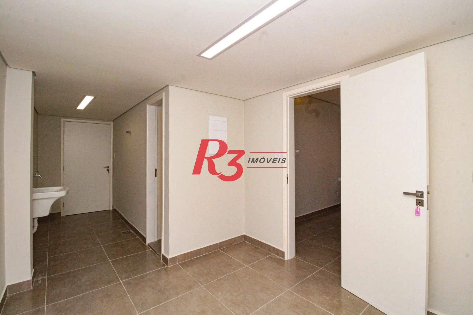 Oportunidade à venda no melhor local do Marapé, 4 quadras da praia, sobrado 100% reformado, com 2 suítes + espaço pra lazer com churrasqueira!