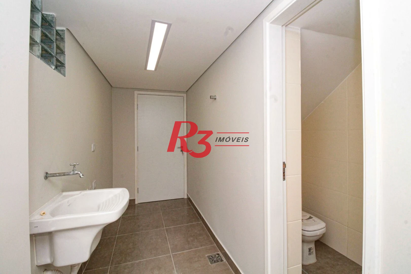Oportunidade à venda no melhor local do Marapé, 4 quadras da praia, sobrado 100% reformado, com 2 suítes + espaço pra lazer com churrasqueira!