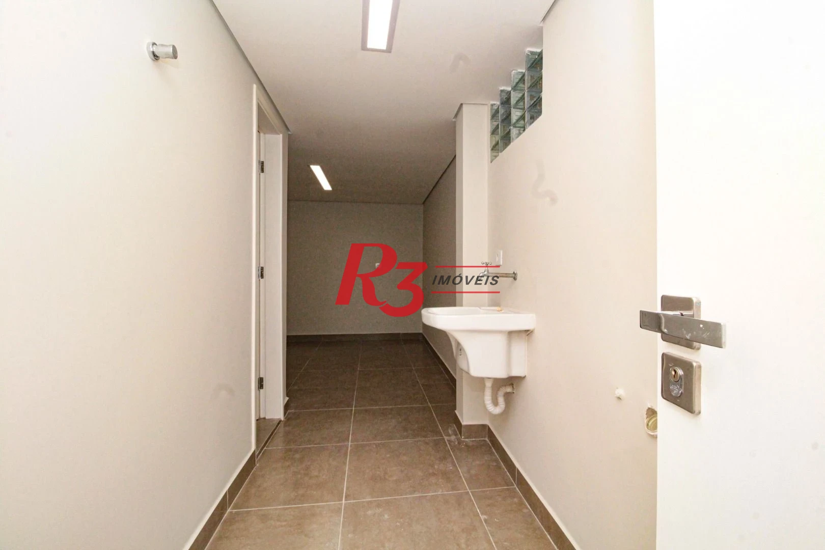 Oportunidade à venda no melhor local do Marapé, 4 quadras da praia, sobrado 100% reformado, com 2 suítes + espaço pra lazer com churrasqueira!