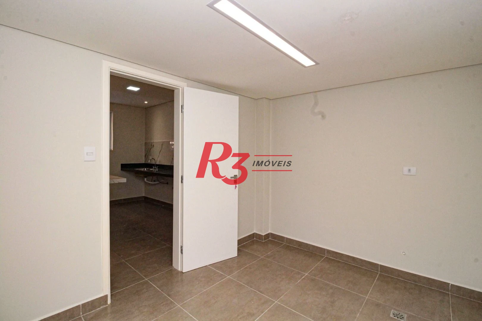 Oportunidade à venda no melhor local do Marapé, 4 quadras da praia, sobrado 100% reformado, com 2 suítes + espaço pra lazer com churrasqueira!