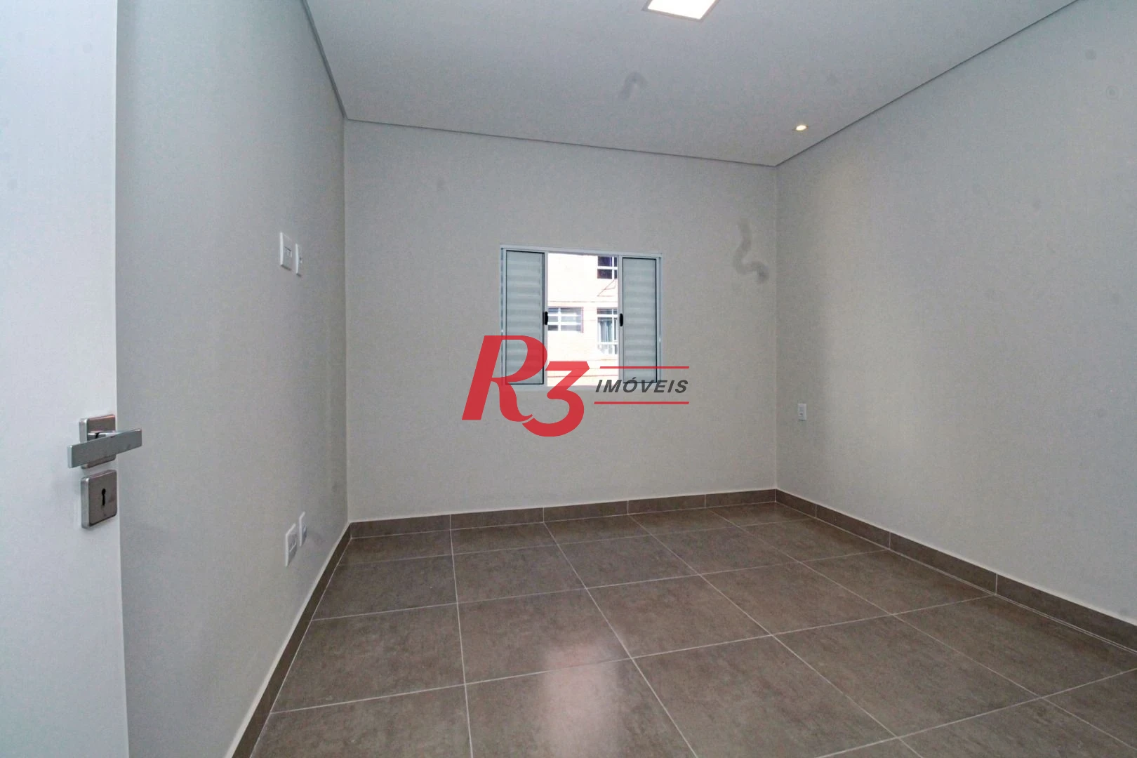 Oportunidade à venda no melhor local do Marapé, 4 quadras da praia, sobrado 100% reformado, com 2 suítes + espaço pra lazer com churrasqueira!