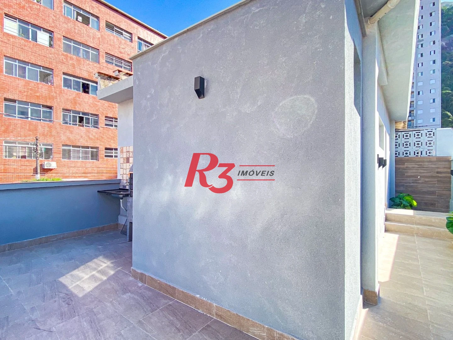 Oportunidade à venda no melhor local do Marapé, 4 quadras da praia, sobrado 100% reformado, com 2 suítes + espaço pra lazer com churrasqueira!