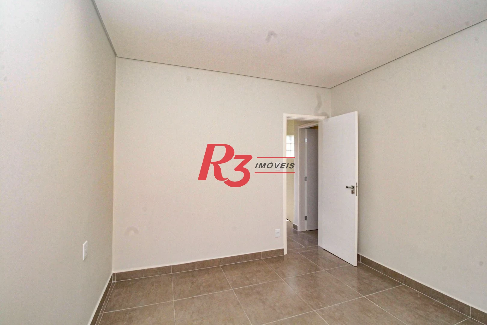 Oportunidade à venda no melhor local do Marapé, 4 quadras da praia, sobrado 100% reformado, com 2 suítes + espaço pra lazer com churrasqueira!