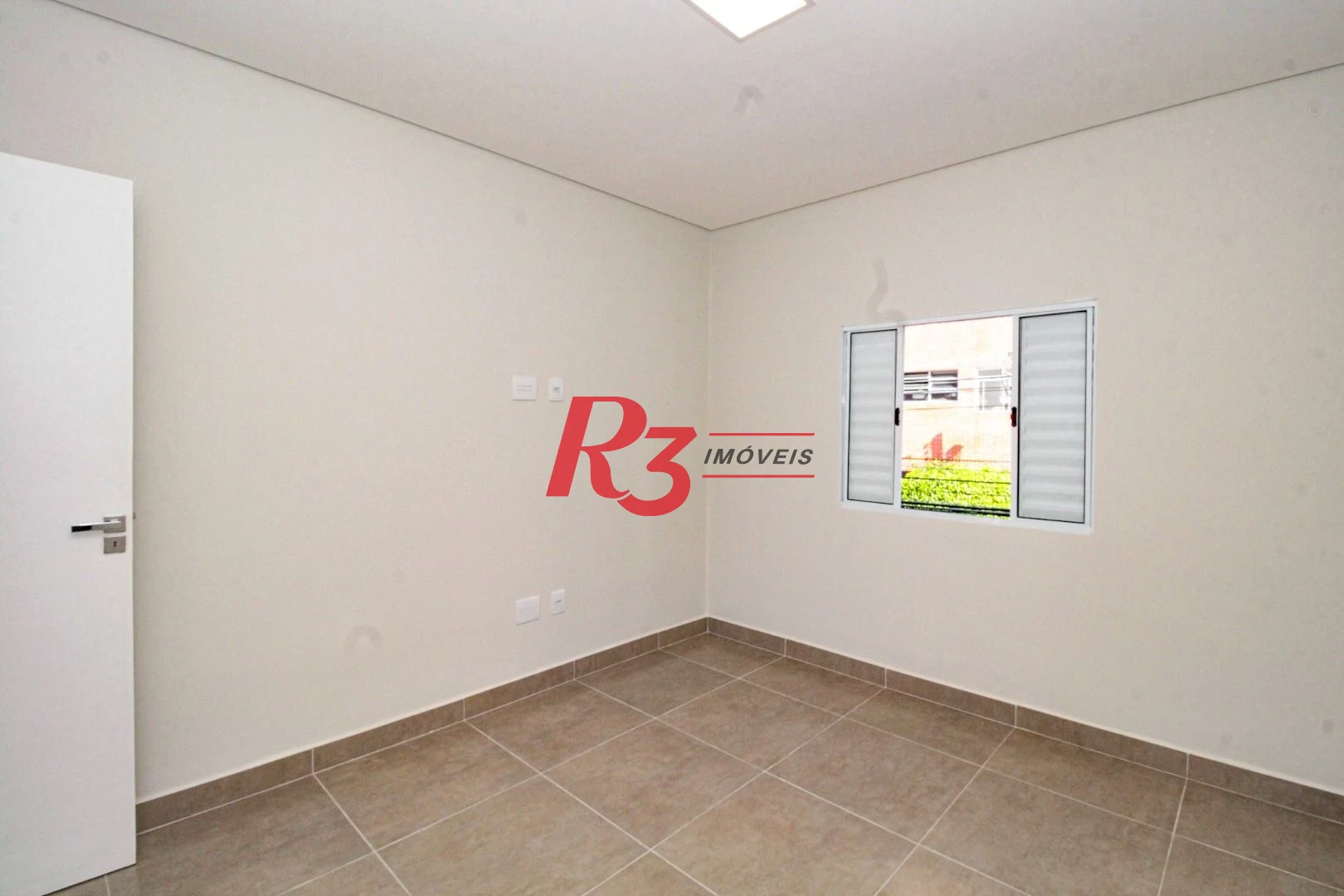 Oportunidade à venda no melhor local do Marapé, 4 quadras da praia, sobrado 100% reformado, com 2 suítes + espaço pra lazer com churrasqueira!
