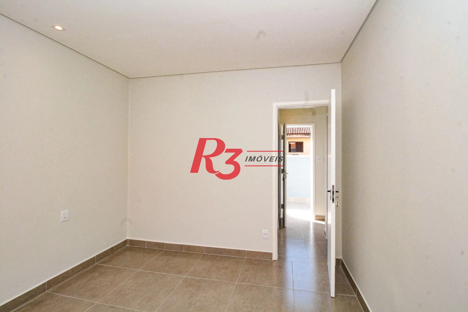 Oportunidade à venda no melhor local do Marapé, 4 quadras da praia, sobrado 100% reformado, com 2 suítes + espaço pra lazer com churrasqueira!