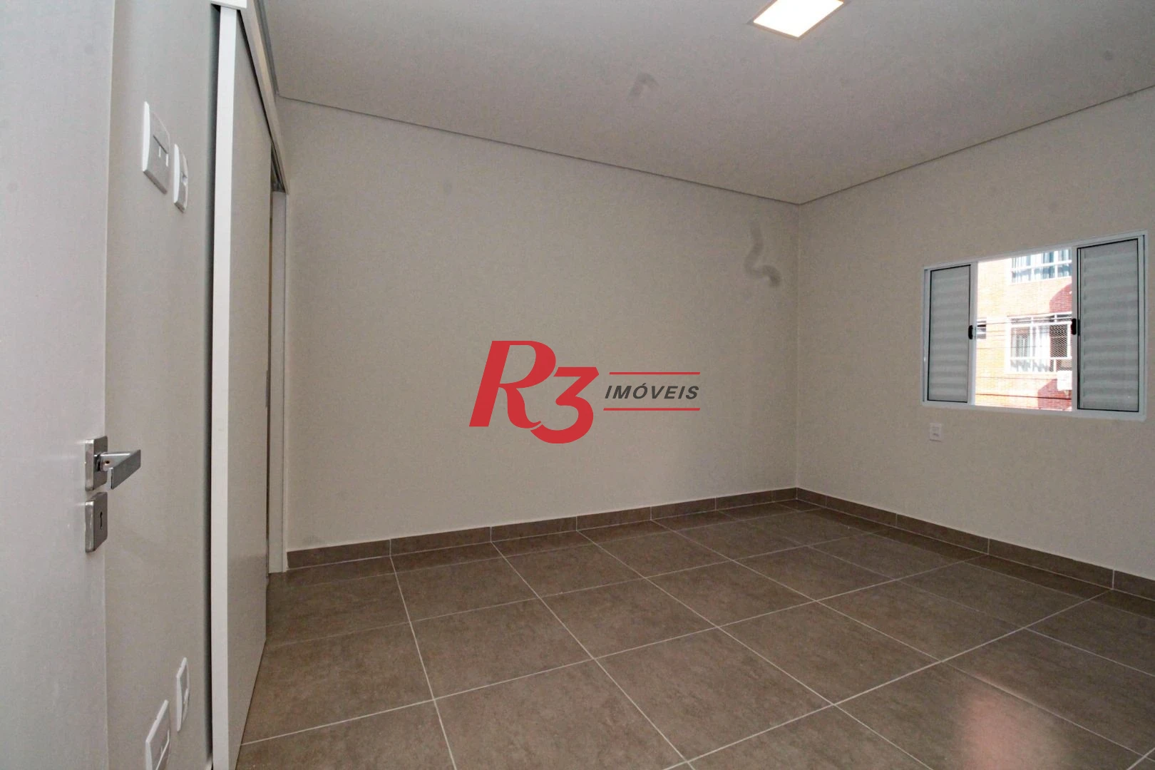 Oportunidade à venda no melhor local do Marapé, 4 quadras da praia, sobrado 100% reformado, com 2 suítes + espaço pra lazer com churrasqueira!