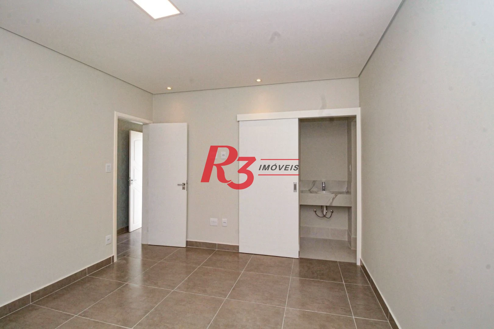 Oportunidade à venda no melhor local do Marapé, 4 quadras da praia, sobrado 100% reformado, com 2 suítes + espaço pra lazer com churrasqueira!