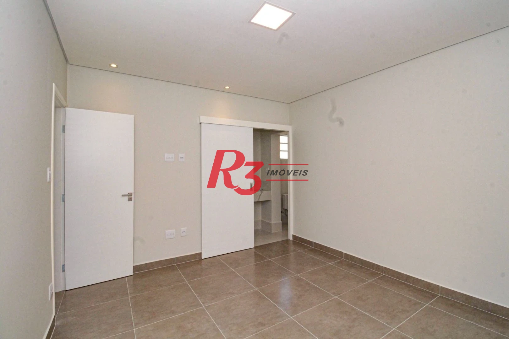 Oportunidade à venda no melhor local do Marapé, 4 quadras da praia, sobrado 100% reformado, com 2 suítes + espaço pra lazer com churrasqueira!