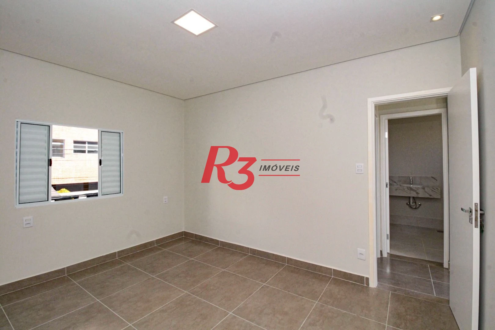 Oportunidade à venda no melhor local do Marapé, 4 quadras da praia, sobrado 100% reformado, com 2 suítes + espaço pra lazer com churrasqueira!