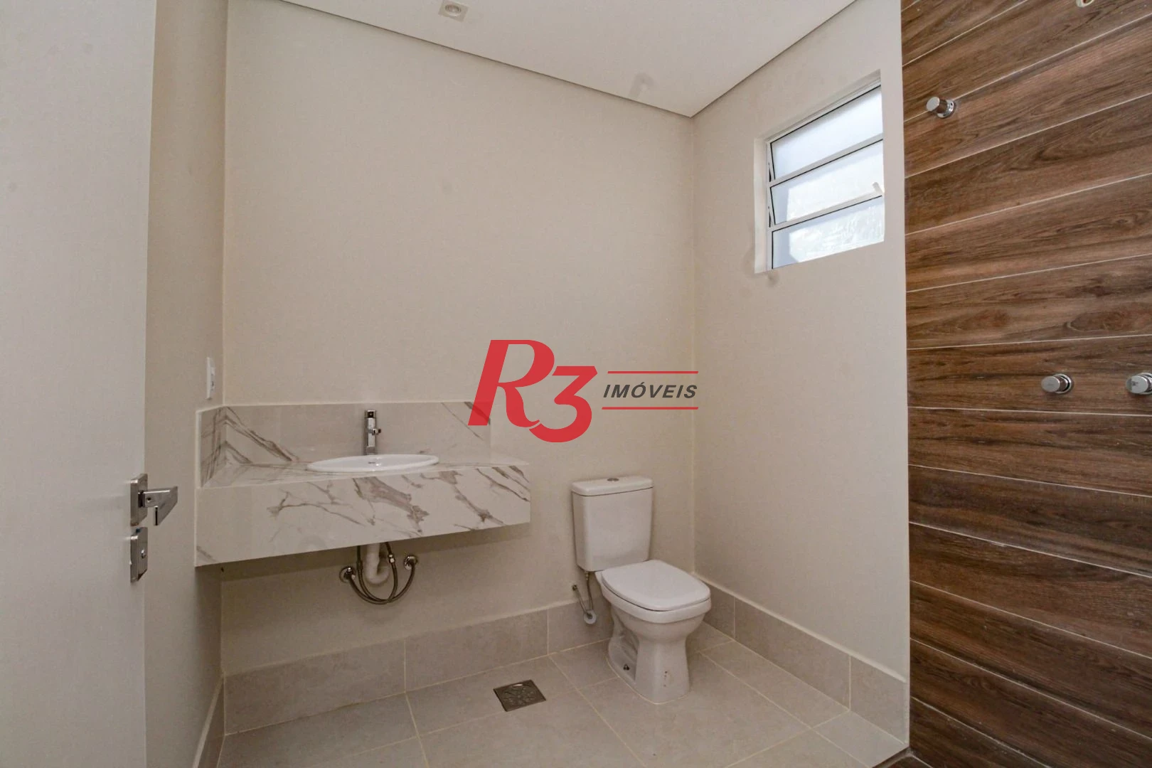 Oportunidade à venda no melhor local do Marapé, 4 quadras da praia, sobrado 100% reformado, com 2 suítes + espaço pra lazer com churrasqueira!