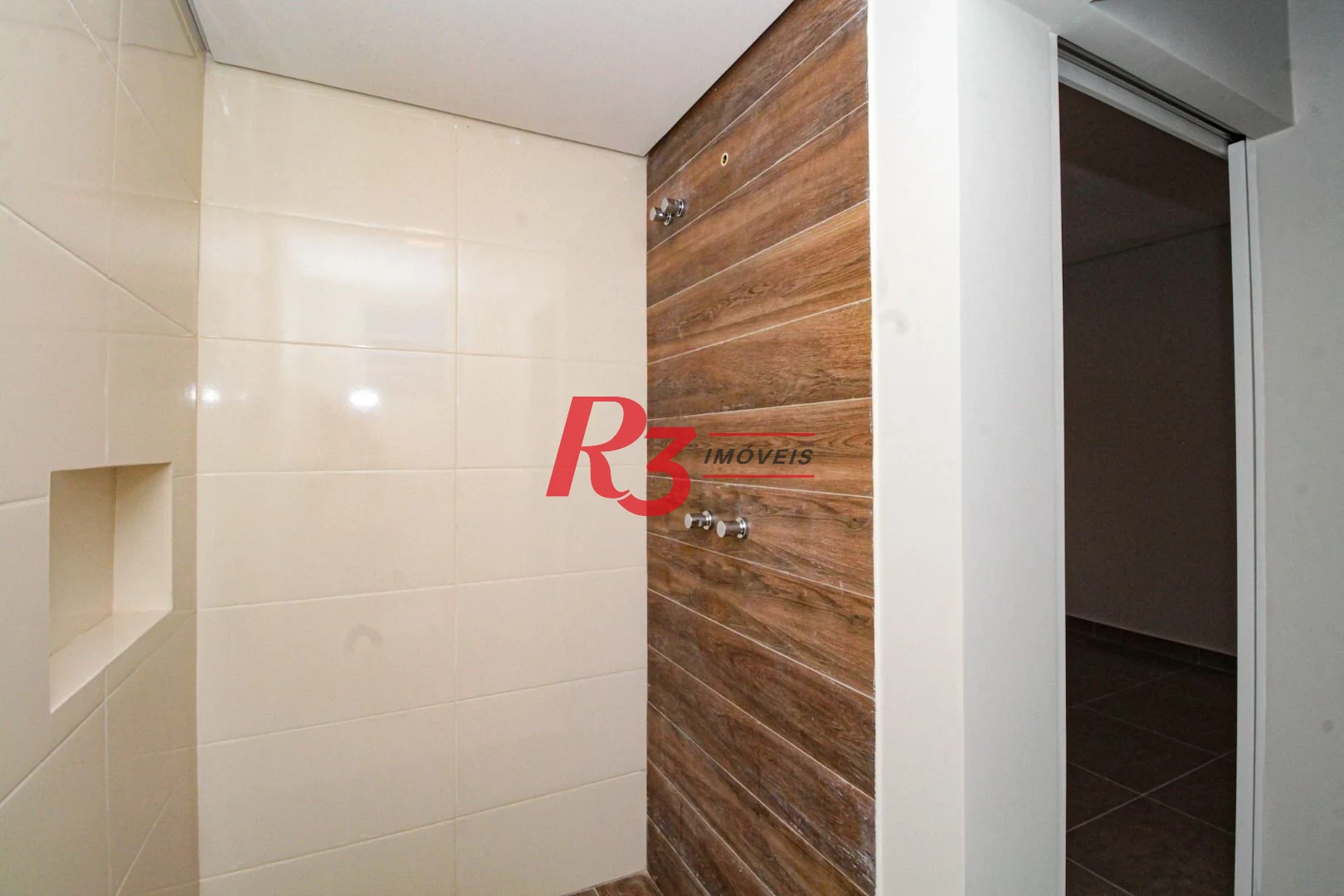 Oportunidade à venda no melhor local do Marapé, 4 quadras da praia, sobrado 100% reformado, com 2 suítes + espaço pra lazer com churrasqueira!