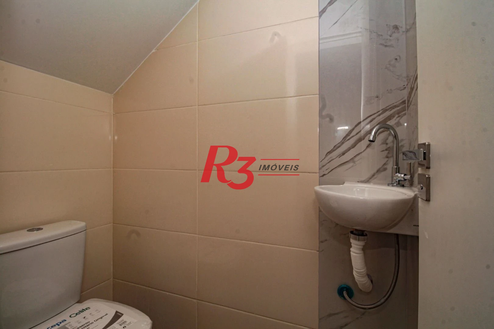 Oportunidade à venda no melhor local do Marapé, 4 quadras da praia, sobrado 100% reformado, com 2 suítes + espaço pra lazer com churrasqueira!