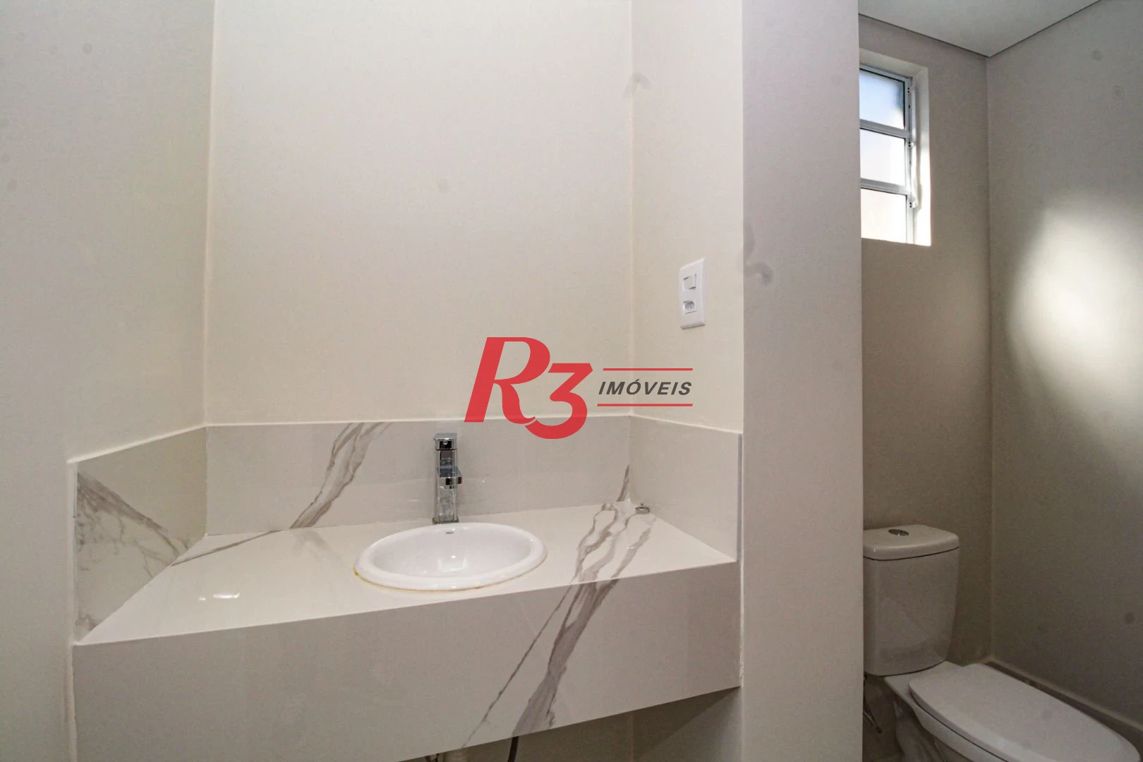 Oportunidade à venda no melhor local do Marapé, 4 quadras da praia, sobrado 100% reformado, com 2 suítes + espaço pra lazer com churrasqueira!