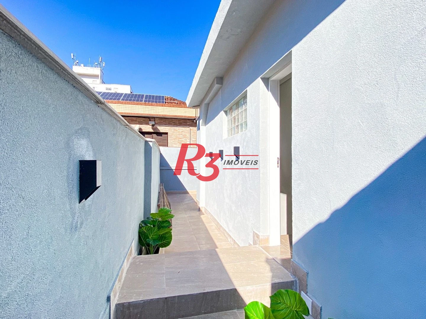 Oportunidade à venda no melhor local do Marapé, 4 quadras da praia, sobrado 100% reformado, com 2 suítes + espaço pra lazer com churrasqueira!
