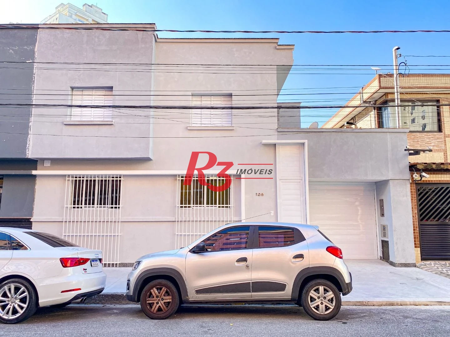 Oportunidade à venda no melhor local do Marapé, 4 quadras da praia, sobrado 100% reformado, com 2 suítes + espaço pra lazer com churrasqueira!