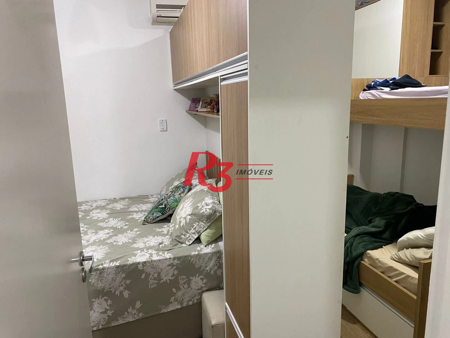 Você está procurando um apartamento na Doutor Epitácio Pessoa, em Santos? Então não perca esta oportunidade! Este imóvel tem um dormitório que foi div
