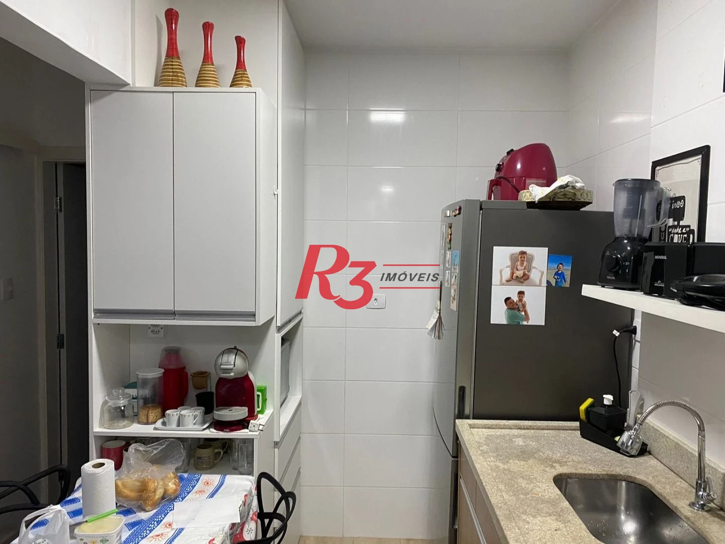 Você está procurando um apartamento na Doutor Epitácio Pessoa, em Santos? Então não perca esta oportunidade! Este imóvel tem um dormitório que foi div