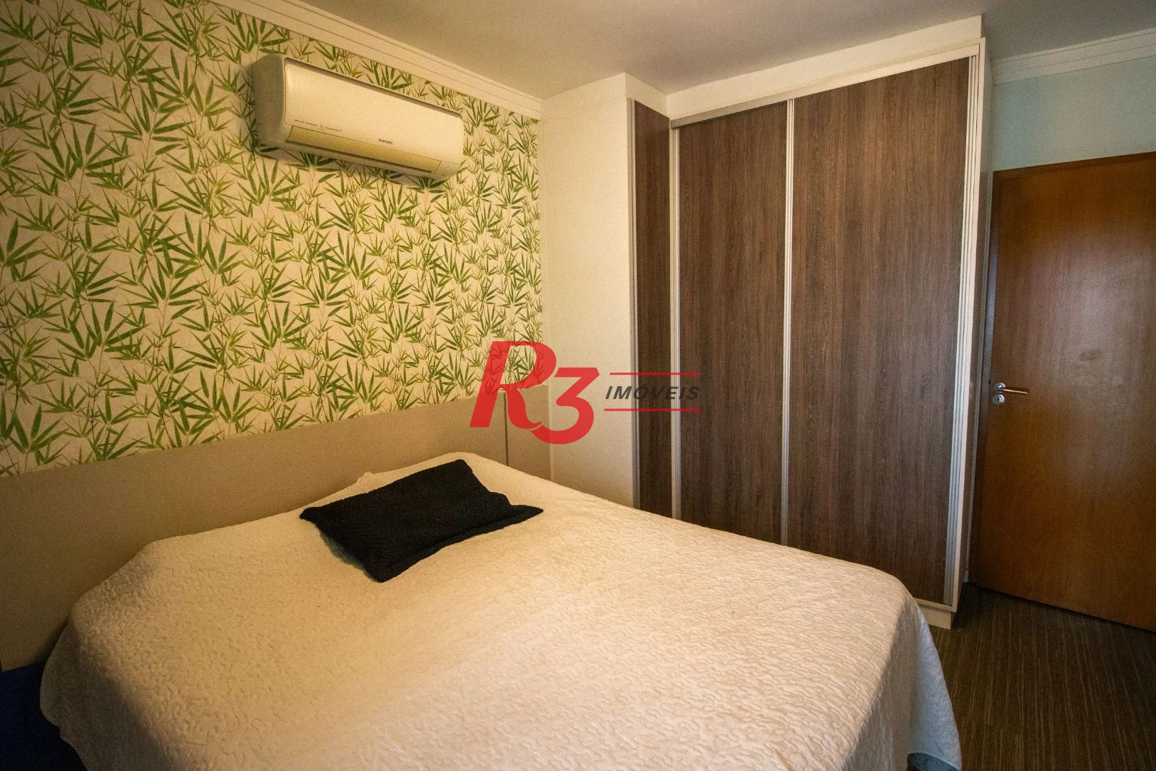 Apartamento  com 3 dormitórios c 3 suites Gonzaga - Santos