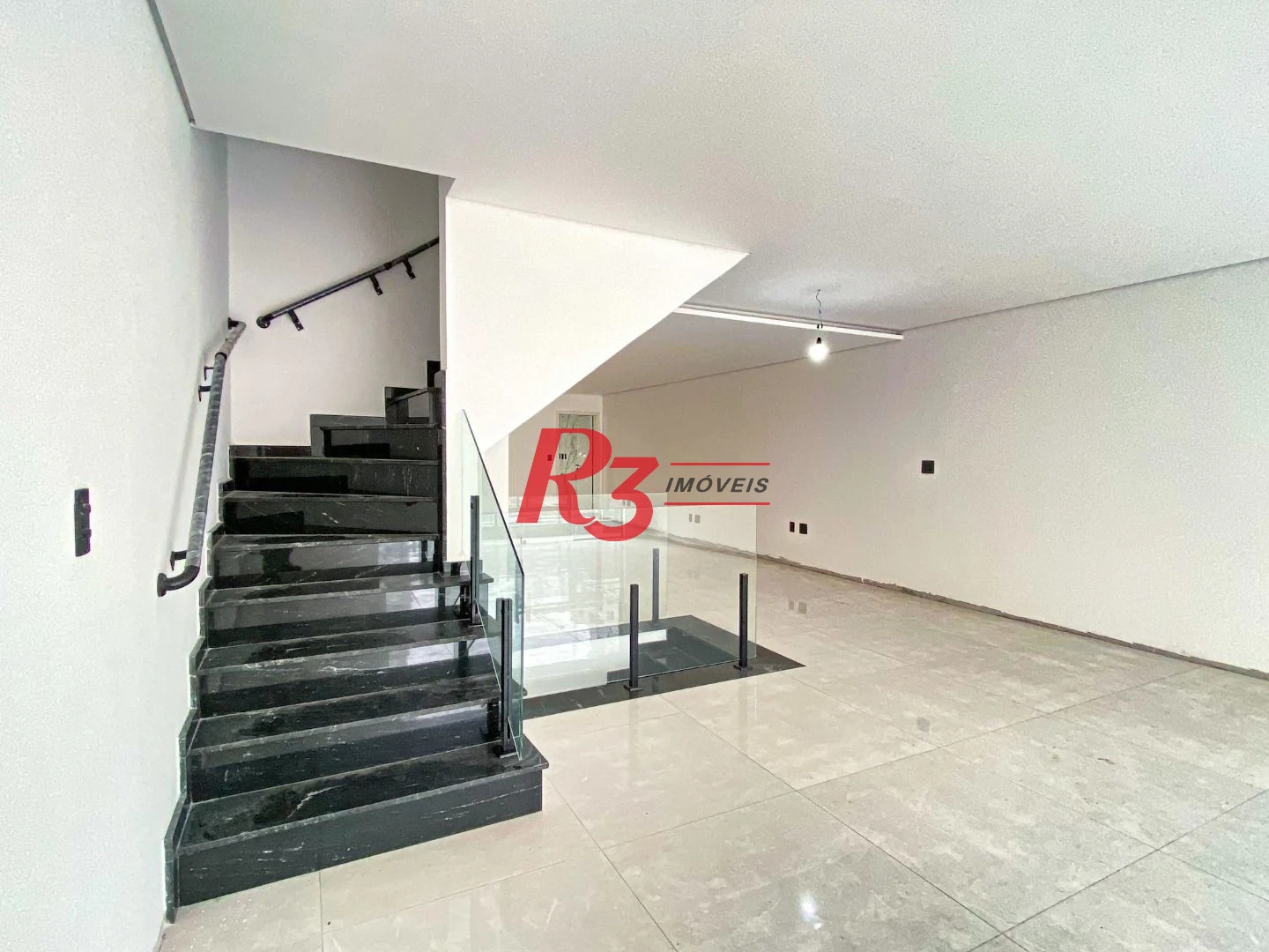 Sobrado com 3 dormitórios à venda, 300 m² por R$ 2.190.000,00 - Embaré - Santos/SP