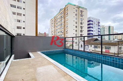 Casa duplex sobreposta alta à venda a poucos metros da praia do Embaré, recém construída, com 3 suítes ( 1 Master ), piscina, 2 vagas e churrasqueira