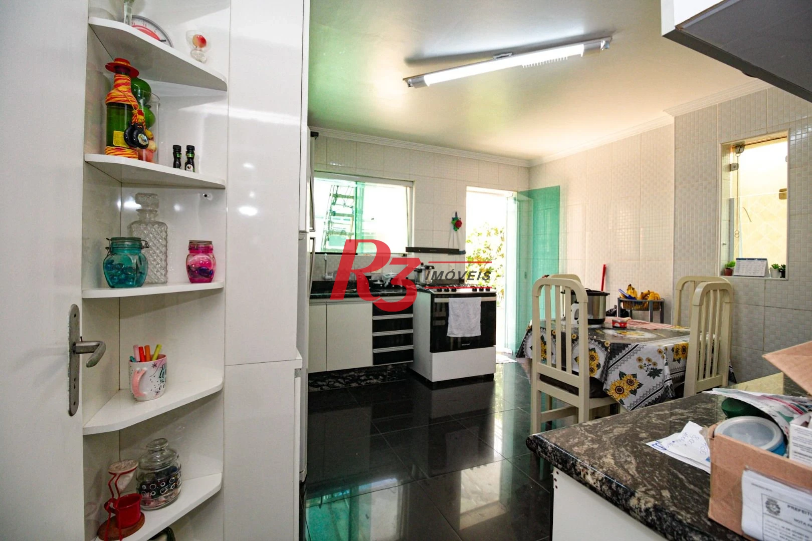 Sobrado com 3 dormitórios à venda, 220 m² por R$ 1.200.000,00 - Encruzilhada - Santos/SP
