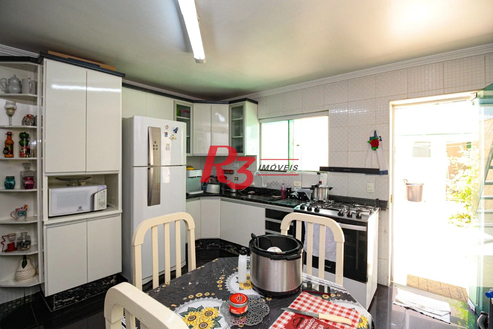 Sobrado com 3 dormitórios à venda, 220 m² por R$ 1.200.000,00 - Encruzilhada - Santos/SP